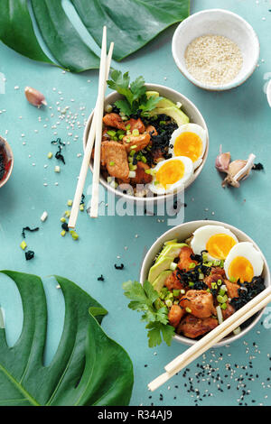 Vista superiore poke ciotole di riso fritto, filetto di pollo e uova vista dall'alto. Asian Food Concept Foto Stock