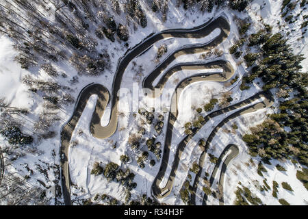 Strada di Montagna, valico alpino di Maloja. Vista aerea Foto Stock