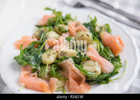 Gnocchi di patate con salmone e rucola Foto Stock