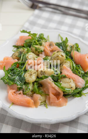 Gnocchi di patate con salmone e rucola Foto Stock