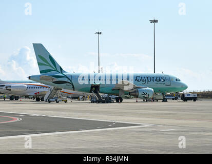 Larnaca, Cipro - novembre 6. 2018. Aeromobili di tus Airways e Cyprus Airways in aeroporto Foto Stock