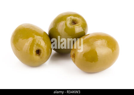 Olive verdi isolati su sfondo bianco Foto Stock