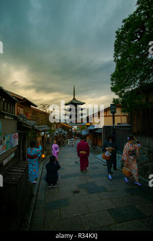 Kyoto - Giappone novembre 10,2018 : gruppo di persone che indossano abiti kimono tradizione giapponese tuta in piedi il santuario Yasaka street uno dei più popolari tr Foto Stock