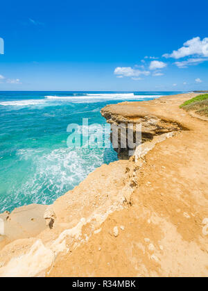 Una vista dell'oceano dalla costa rocciosa lungo il patrimonio Mahaulepu Beach Trail in Kauai, Hawaii, STATI UNITI D'AMERICA Foto Stock