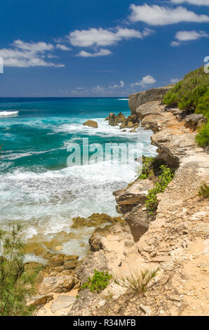 Onde sbatacchiando le rocce lungo il patrimonio Mahaulepu Beach Trail in Kauai, Hawaii, STATI UNITI D'AMERICA Foto Stock