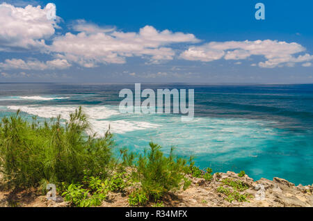 Una vista dell'oceano dal patrimonio Mahaulepu Beach Trail in Kauai, Hawaii, STATI UNITI D'AMERICA Foto Stock