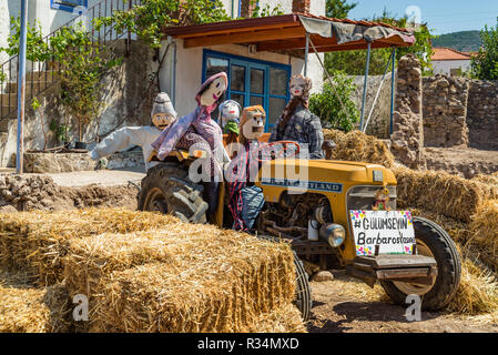 Barbaros, urla, Turchia - 08 Settembre 2018 : Scarecrows su un trattore al festival tradizionale Foto Stock