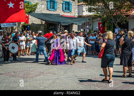 Barbaros, urla, Turchia - 08 Settembre 2018 : matrimonio tradizionale ballerine alla street Foto Stock