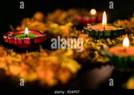 Diya collocato su swastik per celebrare diwali e dhanteras in Asia Foto Stock