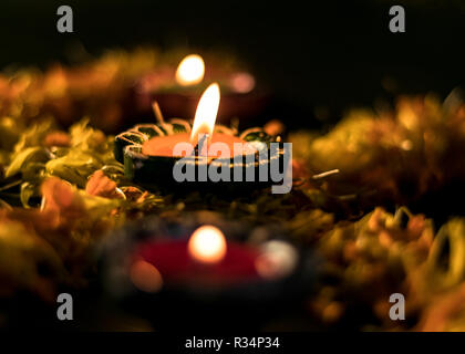 Diya collocato su swastik per celebrare diwali e dhanteras in Asia Foto Stock