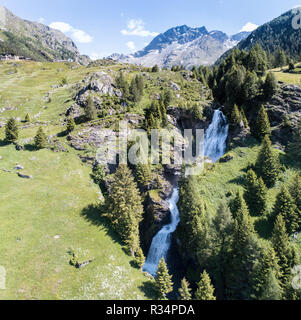 Cascata in montagna, Eita (Valgrosina). La Valtellina Foto Stock