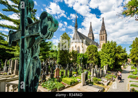 Dettagli del cimitero di Vyšehrad con la Chiesa di San Pietro e Paolo Foto Stock