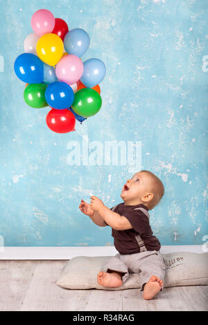 Little Boy giocando con palloncini Foto Stock