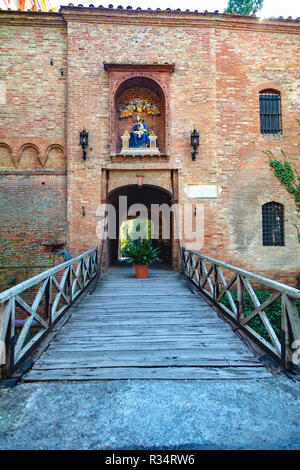 Entrée de l'Abbaye d'Asciano, Monte Oliveto Maggiore, Sienne, Toscane - Italie / Ingresso a Asciano Abbazia di Monte Oliveto Maggiore, Siena, Toscana - Ita Foto Stock