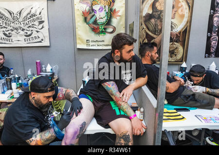 Inghilterra, Londra, Wapping, Tabacco Dock, Londra Tattoo Convention, Uomo tatuato Foto Stock