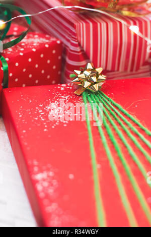 Regali di Natale decorato in verde e la carta rossa; sullo sfondo di Natale Foto Stock