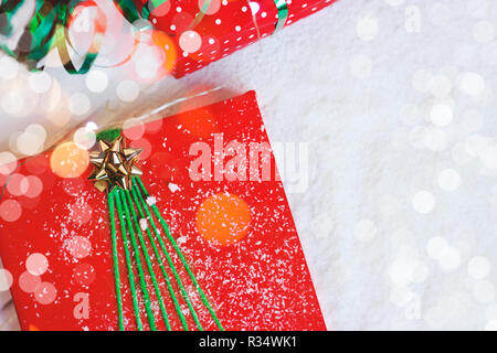 Regali di Natale decorato in verde e la carta rossa; sullo sfondo di Natale Foto Stock