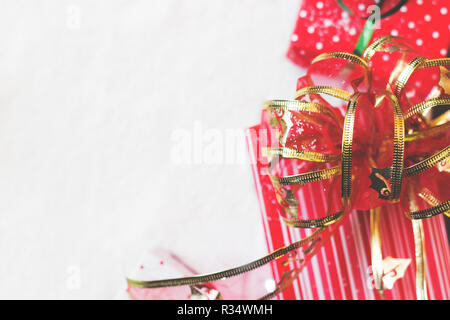 Regali di Natale decorato in verde e la carta rossa; sullo sfondo di Natale Foto Stock