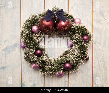 Le decorazioni di Natale su uno sfondo di legno Foto Stock