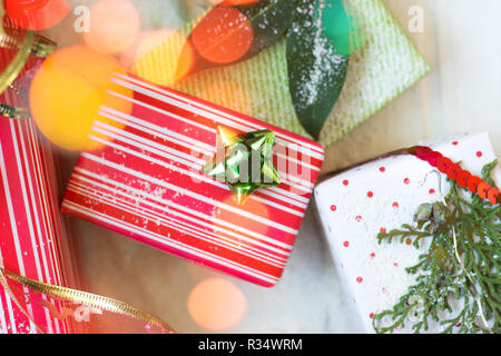 Regali di Natale decorato in verde e la carta rossa; sullo sfondo di Natale Foto Stock