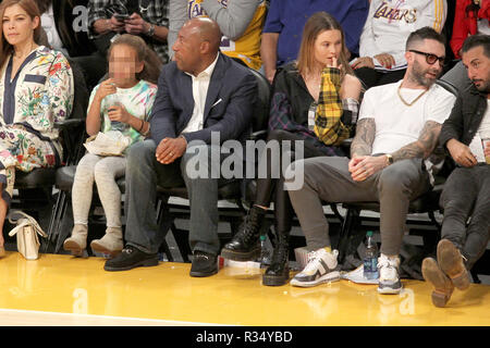 Celebrità che frequentano i Los Angeles Lakers partita contro Houston Rockets a Staples Center di Los Angeles, California; i razzi sconfitto i Lakers 124-115. Dotato di: Byron Allen, Adam Levine, Behati Prinsloo dove: Los Angeles, California, Stati Uniti quando: 20 Ott 2018 Credit: WENN.com Foto Stock