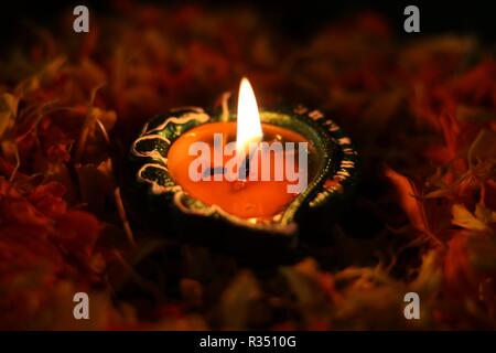 Illuminata diya collocato su tablle per celebrare diwali e dhanteras Foto Stock