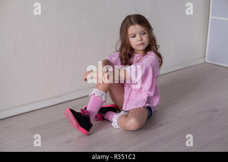 Bellissima bambina ritratto rosa e bianco Foto Stock