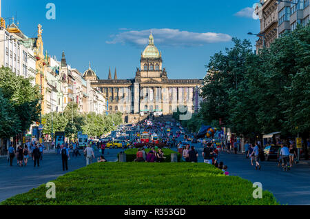 La parte superiore del "Václavské náměstí', Piazza Venceslao, con il Museo Nazionale Foto Stock