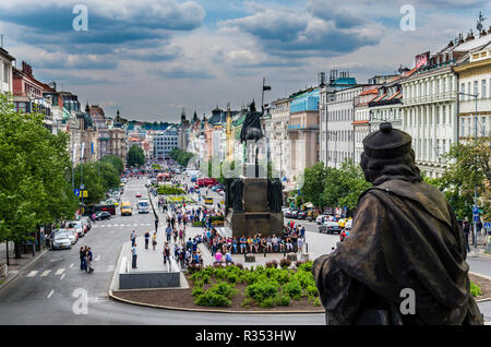 "Václavské náměstí', la Piazza di Venceslao con il monumento di Venceslao, visto dal Museo Nazionale Foto Stock