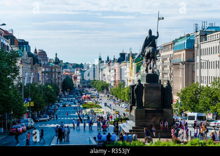 "Václavské náměstí', la Piazza di Venceslao con il monumento di Venceslao, visto dal Museo Nazionale Foto Stock