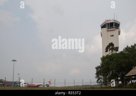 La torre di ATC dell'Aeroporto di Hang Nadim in Batam, Indonesia Foto Stock