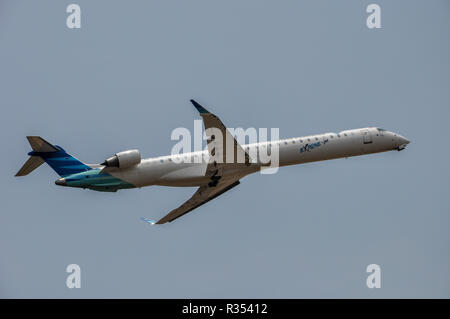 Un aereo della compagnia indonesiana Garuda Indonesia ha preso il largo dall'Aeroporto di Hang Nadim, Batam Foto Stock