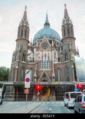 Vienna, Austria - 13 agosto 2018: Die Kirche Maria vom assedio la chiesa di Maria vittorioso , Vienna, Austria. Cattolica Romana Chiesa Parrocchiale di Friedrich Schmidt. Antica europeo di architettura gotica Foto Stock