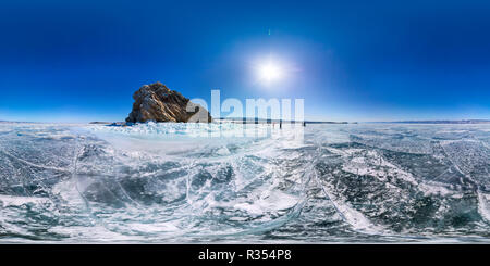 Visualizzazione panoramica a 360 gradi di Panorama 360 180 grado Shaman Rock o Cape Burhan sull isola di Olkhon in inverno, circondato dal blu ghiaccio del Lago Baikal con crepe.