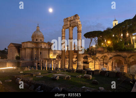 Rom, Roma, Forum Romanum, Dämmerung mit Mond Foto Stock