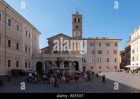 Rom, Roma, Santa Maria in Trastevere, Fassade und Brunnen Foto Stock