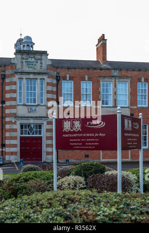 Northampton UK 28 Ottobre 2018: giorno nuvoloso vista di northampton scuola per ragazzi logo e di costruzione. Foto Stock