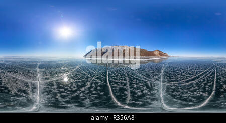 Visualizzazione panoramica a 360 gradi di Crepe sul ghiaccio liscio lago Baikal. 360 sferica 180 panorama VR.