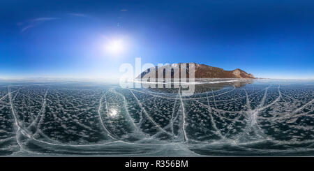 Visualizzazione panoramica a 360 gradi di Crepe sul ghiaccio liscio lago Baikal. 360 sferica 180 panorama VR.