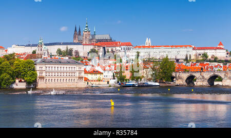 Prague Old Town panorama con la Cattedrale di San Vito sull orizzonte. Repubblica ceca i punti di riferimento Foto Stock