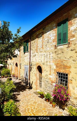 Facciata di una vecchia casa di mattoni, Toscana, Italia Foto Stock