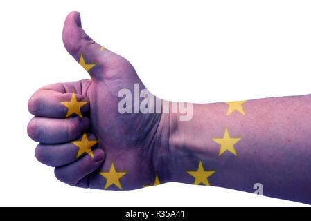 Il concetto di Unione europea - la mano pollice in su con la bandiera dell'UE. La mano e la bandiera dell'Unione europea. Foto Stock