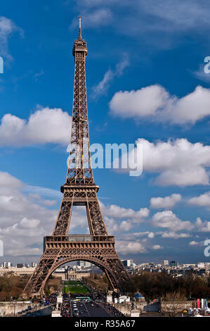 Bella vista sulla famosa Torre Eiffel a Parigi, Francia, contro un cielo drammatico Foto Stock