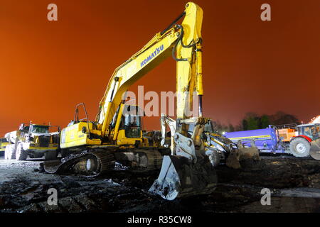 Un retroescavatore Komatsu con la rottura di una via è inattiva sul vecchio Recycoal carbone Impianto di riciclaggio in Rossington,Doncaster che ora è stato demolito. Foto Stock