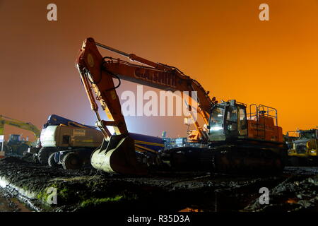 Le macchine parcheggiate sul carbone Recycoal impianto di riciclaggio in Rossington,Doncaster che ora è stata demolita per far posto a nuove case. Foto Stock