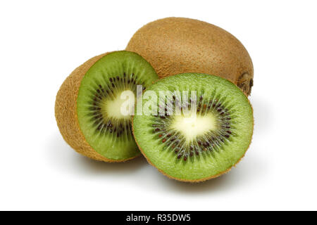 Metà e tutta la kiwi isolati su sfondo bianco Foto Stock