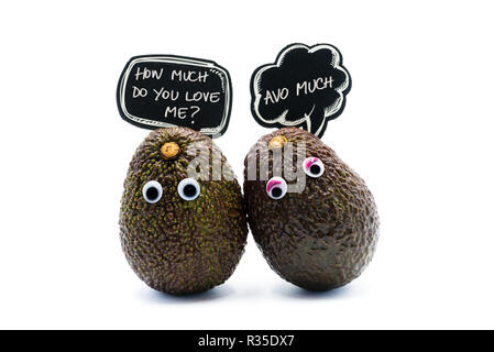 Romantico avocadi giovane con googly occhi e discorso bolla come uomo e donna, funny food concept per progetti creativi. Foto Stock