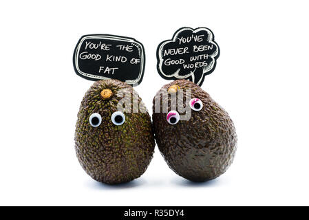 Romantico avocadi giovane con googly occhi e discorso bolla come uomo e donna, funny food concept per progetti creativi. Foto Stock