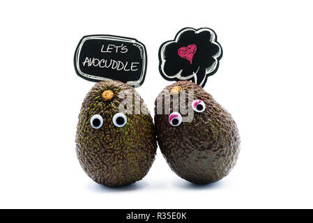 Romantico avocadi giovane con googly occhi e discorso bolla come uomo e donna, funny food concept per progetti creativi. Foto Stock