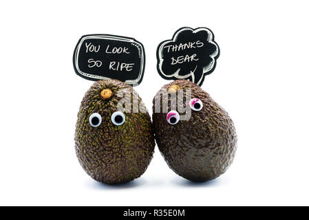Romantico avocadi giovane con googly occhi e discorso bolla come uomo e donna, funny food concept per progetti creativi. Foto Stock